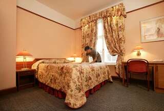 Отель Hotel Victoria Пярну Двухместный номер с 1 кроватью или 2 отдельными кроватями-1